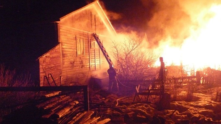 Пожарные подразделения выезжали на пожар в Коношском  МО