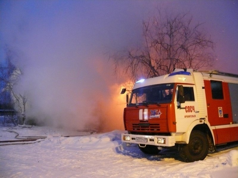 Пожарные подразделения выезжали на пожар в пос. Коноша в Коношском районе